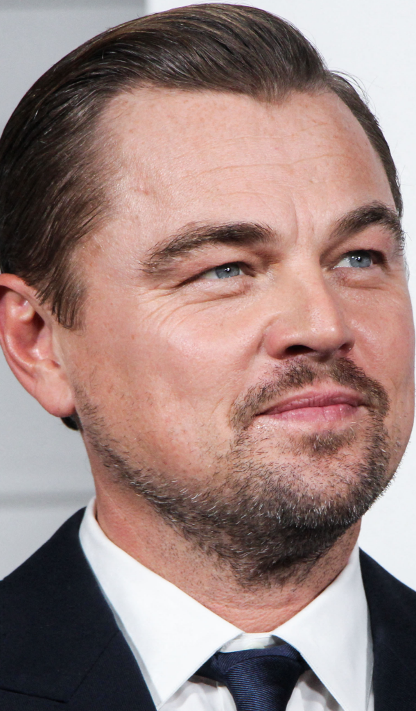 Стильный мужчина актер Леонардо Ди Каприо