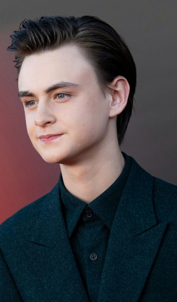 Молодой стильный актер Джейден Мартелл