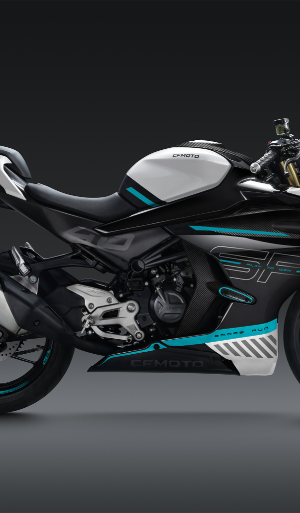 Мотоцикл CFMoto 450SR, 2023 года на сером фоне