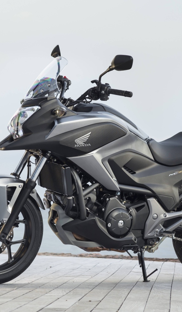 Мотоцикл honda nc750x на мосту, 2024