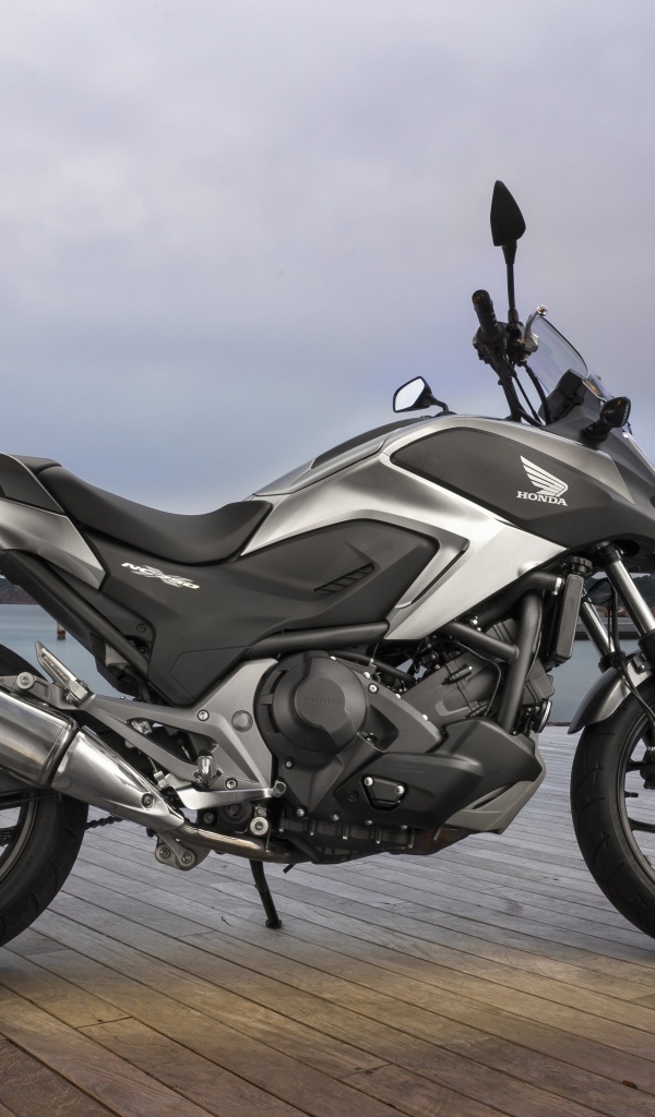 Мотоцикл honda nc750x у воды