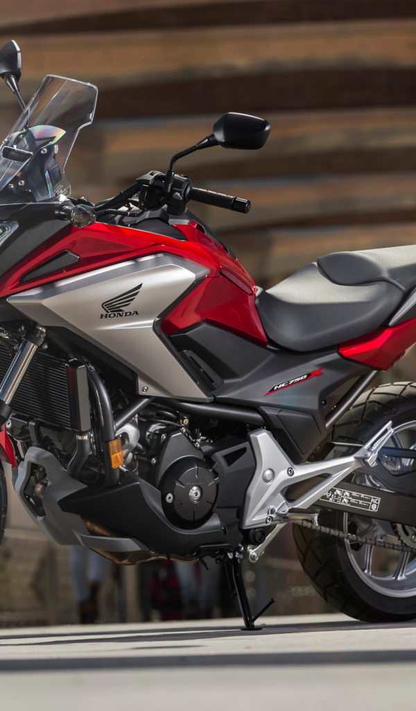 Красный мотоцикл  honda nc750x, 2024