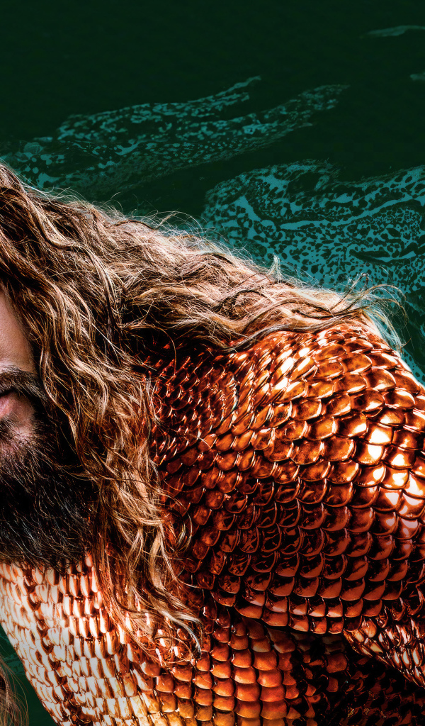 Аквамен в воде с трезубцем