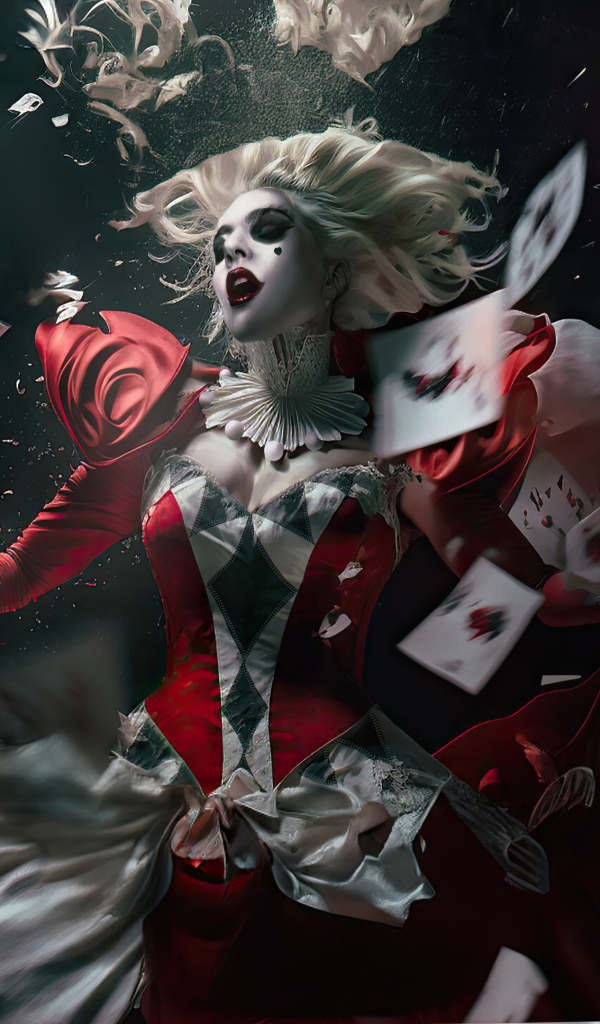 Персонаж Харли Квинн с картами в новом фильме Джокер: Безумие на двоих, 2024
