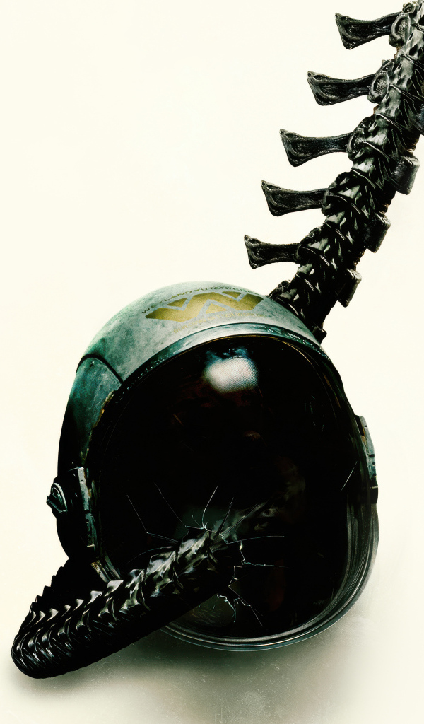 Шлем на белом фоне в фильме Чужой: Ромул, 2024