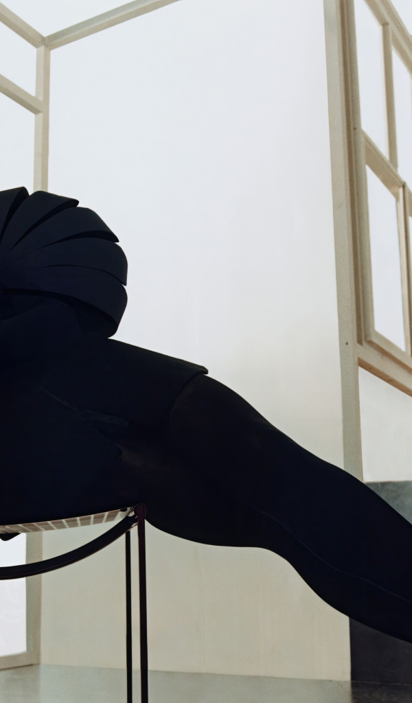 Красивое черное платье на певице Дуа Липа