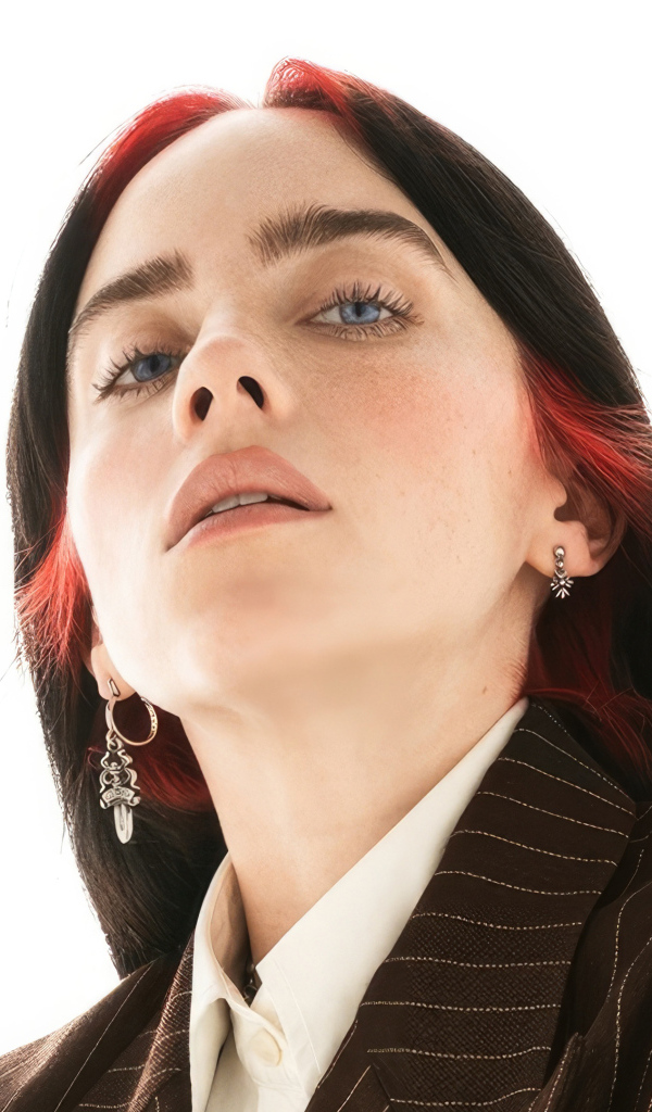 Красивая голубоглазая певица Билли Айлиш на белом фоне