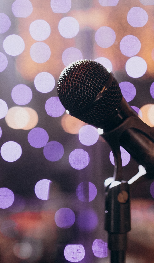 Черный микрофон для вокала на ярком фоне