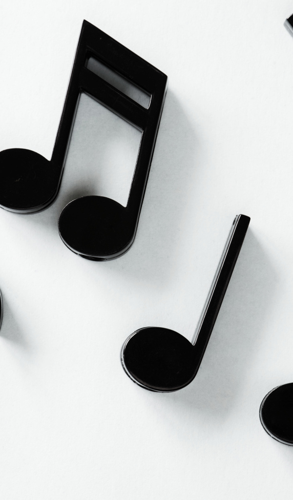 Черные ноты на белом фоне