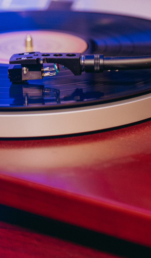 Черная пластинка на проигрывателе винила