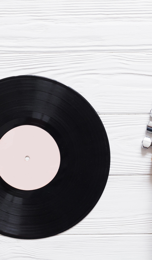 Черная виниловая пластинка и гитара