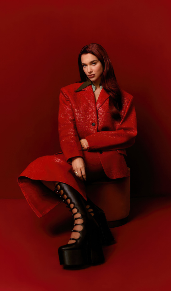 Британская певица Дуа Липа на красном фоне