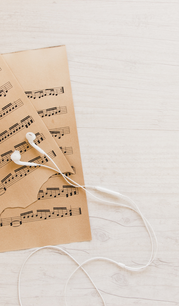 Сожженные ноты с наушниками 