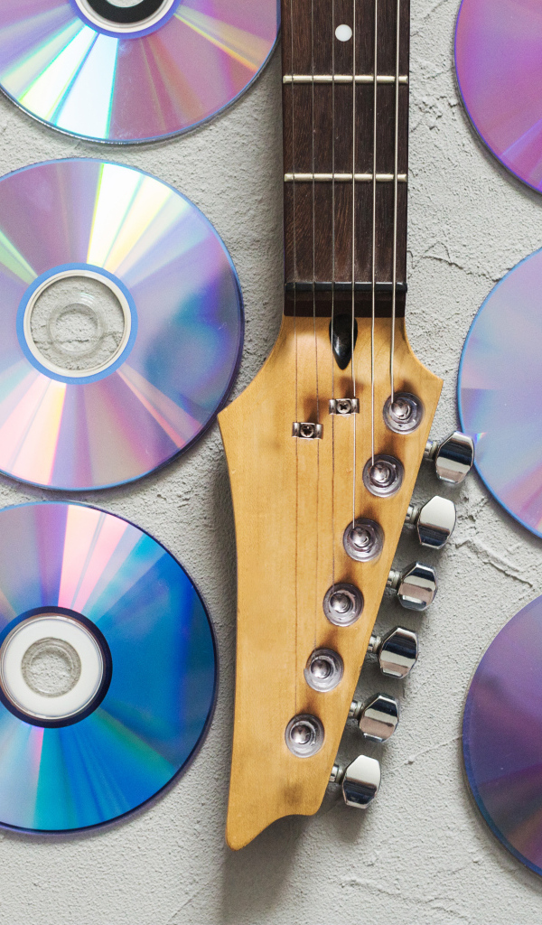 Сд диски  с гитарой на белом фоне