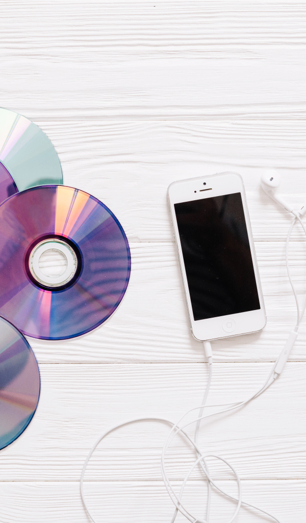 Диски с телефоном и гитарой на белом фоне