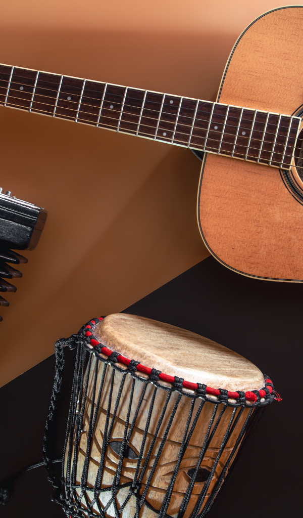 Гитара, гармошка и барабан на столе