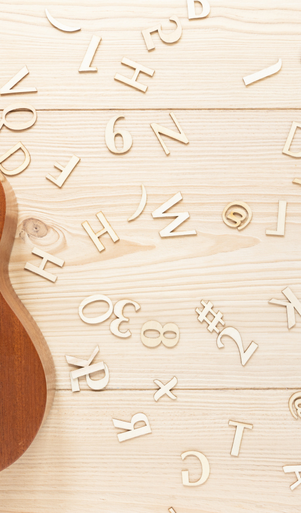 Гитара на столе с деревянными буквами