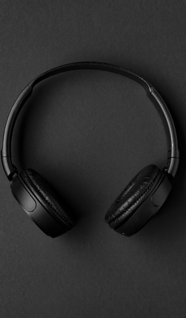 Большие черные наушники на сером столе