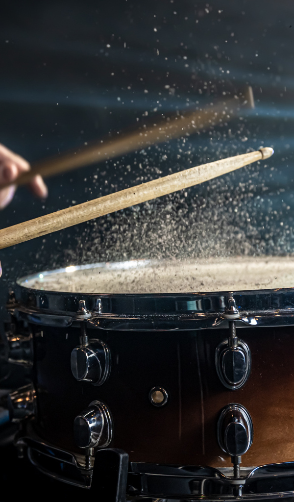 Мужчина играет на барабане 