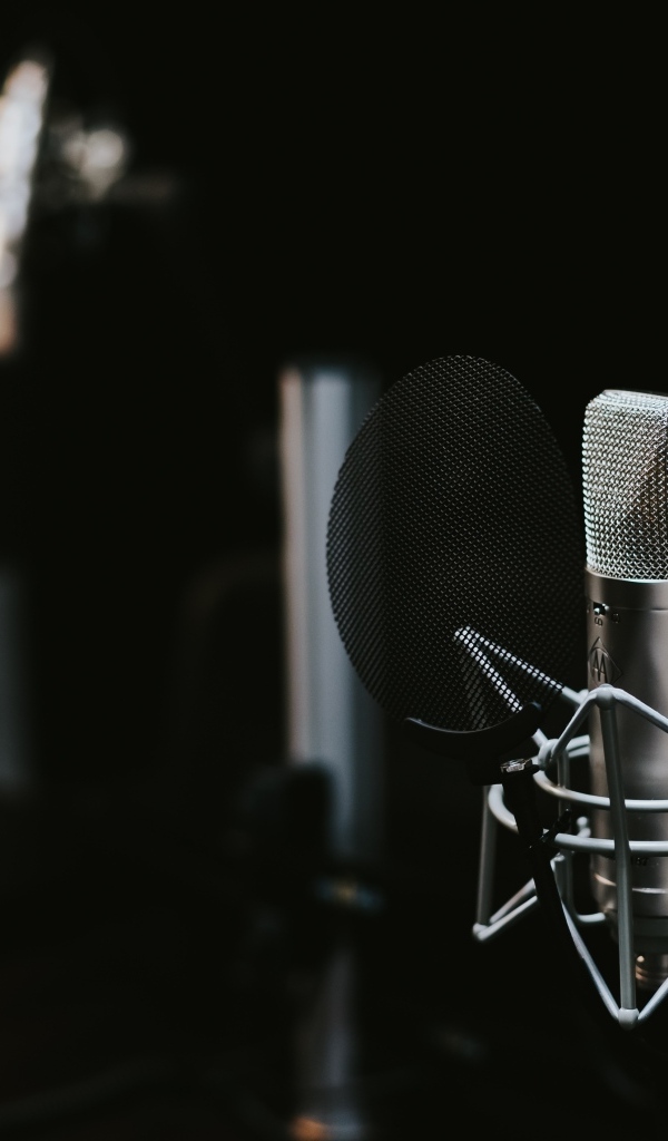 Микрофон в студии звукозаписи