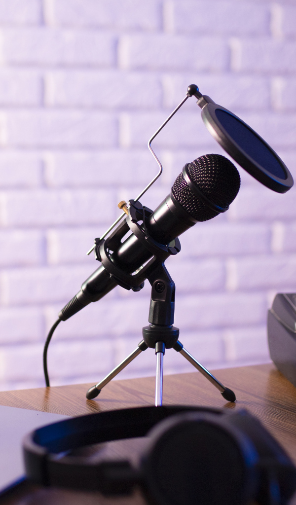 Микрофон на столе с микшером и ноутбуком