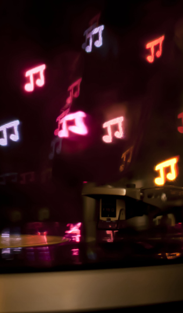 Разноцветные неоновые ноты над пластинкой