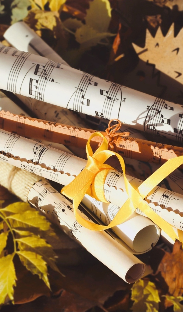 Ноты лежат на земле с опавшими листьями