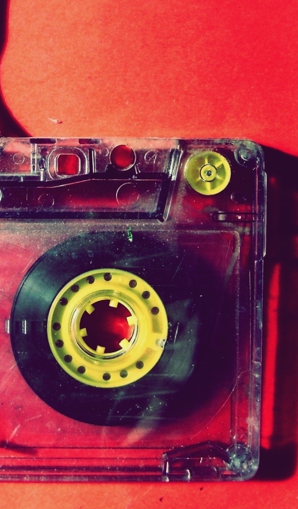 Старая кассета на красном фоне