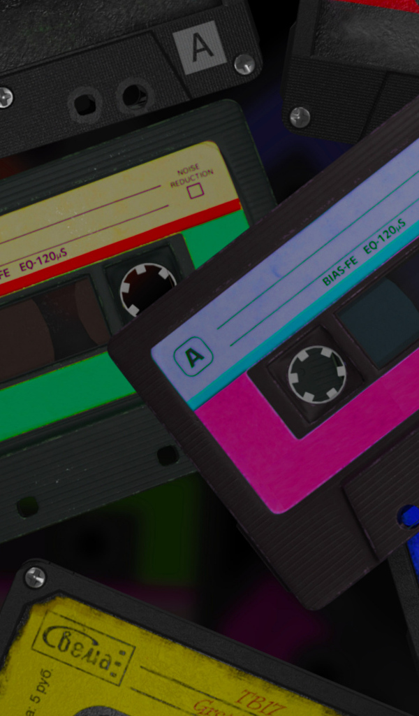 Старые разноцветные магнитофонные кассеты