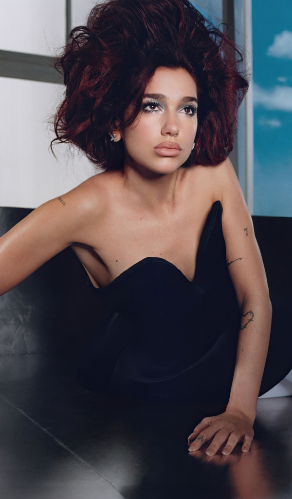 Популярная певица Дуа Липа лежит на полу