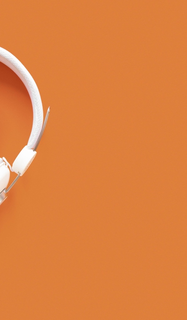 Радио микрофон и наушники на оранжевом фоне