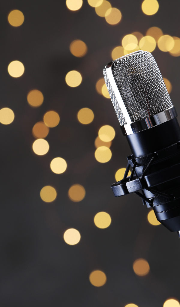 Ретро микрофон на фоне лампочек 