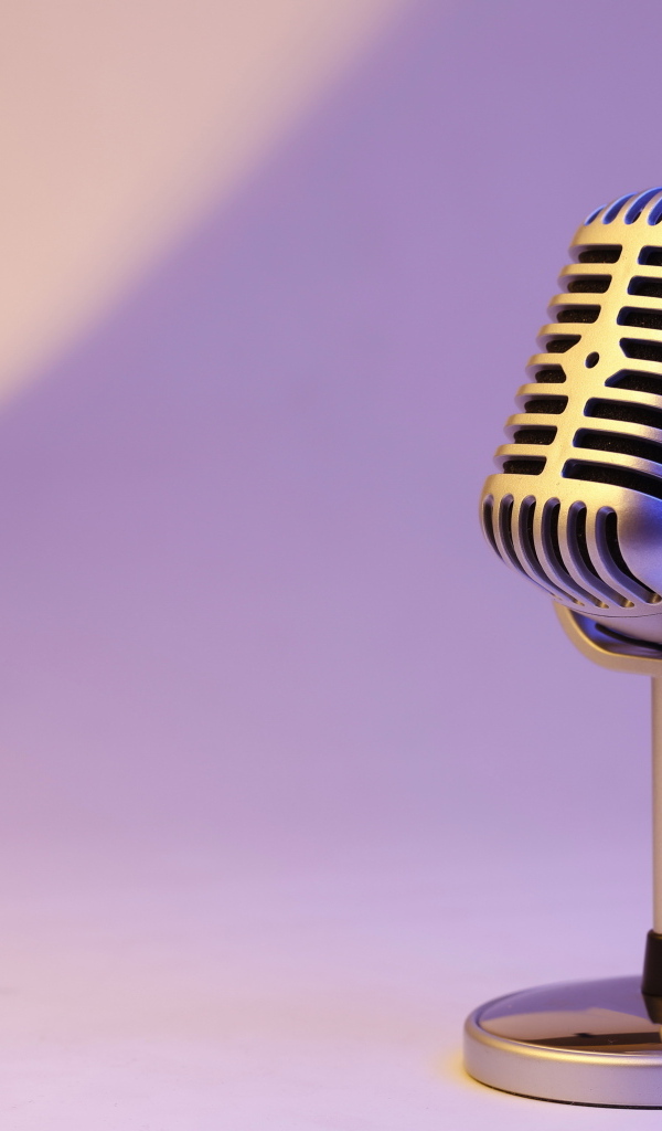 Ретро микрофон на сиреневом фоне