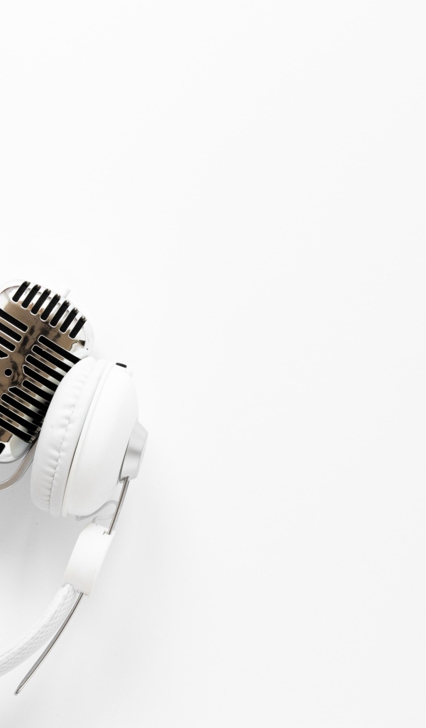 Ретро микрофон с наушниками на белом фоне