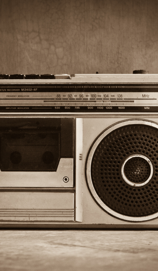 Ретро радио на столе у стены