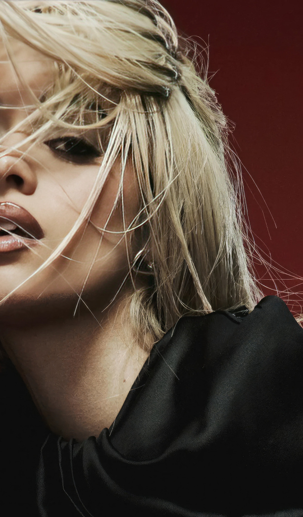 Певица Камила Кабельо с белыми волосами