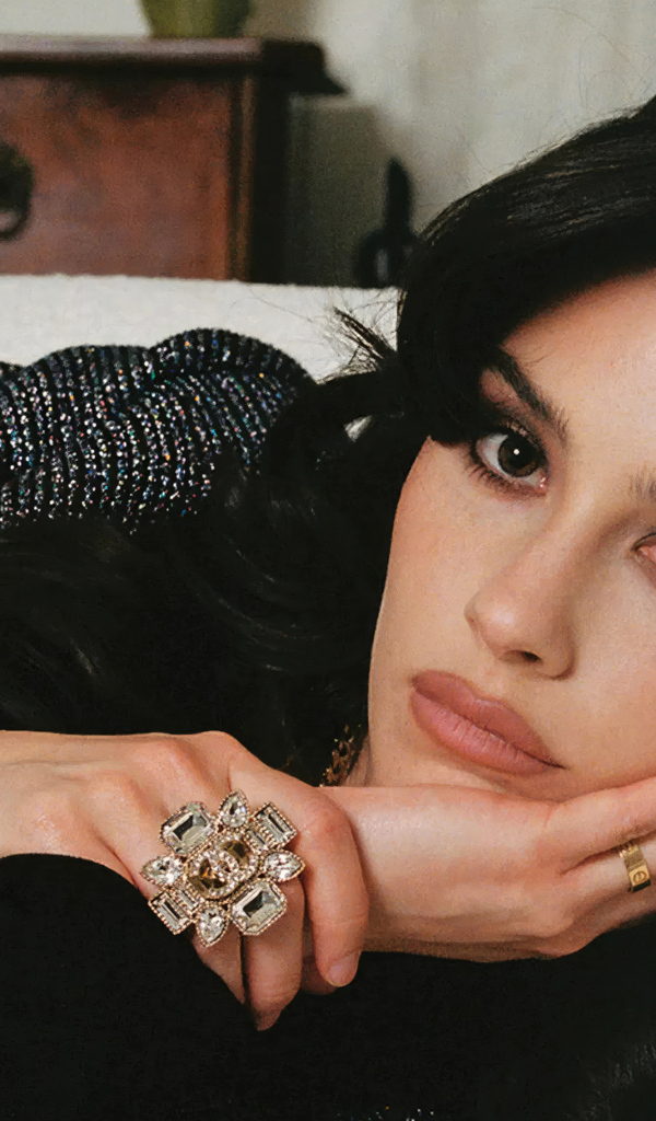 Певица Грэйси Абрамс лежит на кровати