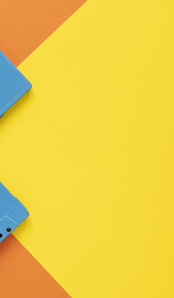 Три голубые кассеты на желто-оранжевом фоне