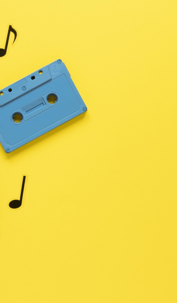 Три голубые кассеты с нотами на желтом фоне