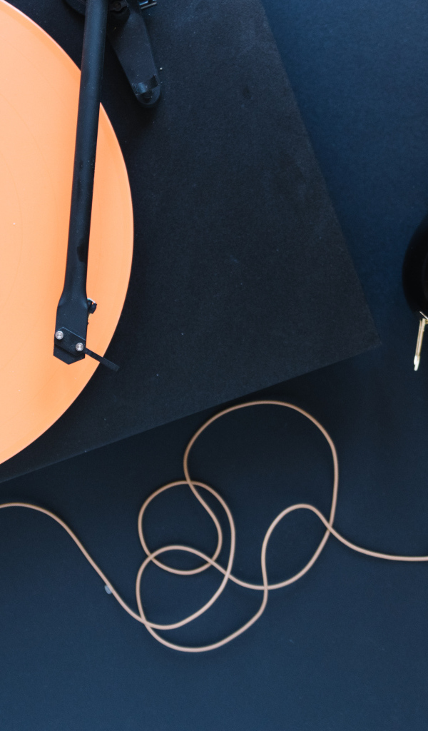 Виниловый проигрыватель с наушниками на столе