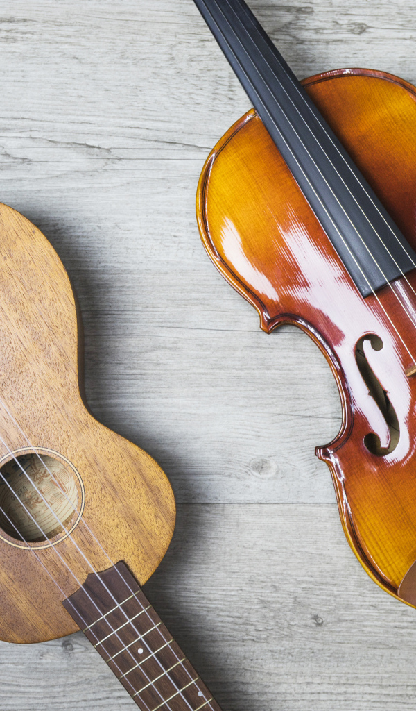 Скрипка и гитара на деревянном столе