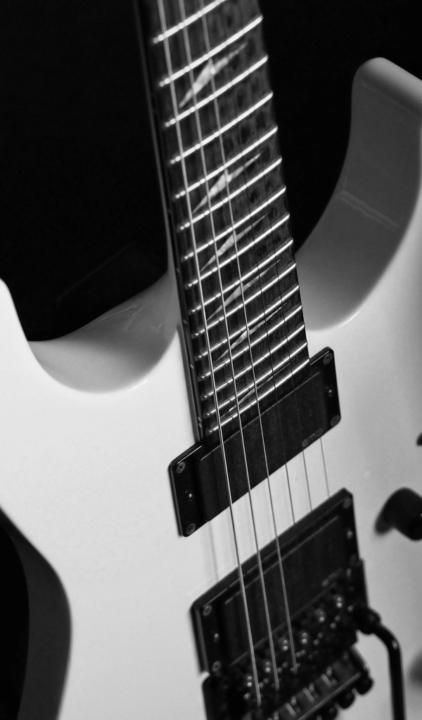 Белая электрогитара на черном фоне