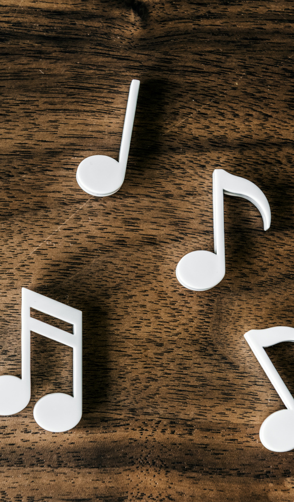 Белые ноты на деревянном столе