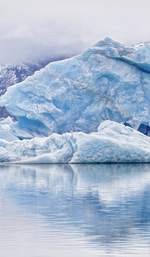 Большой голубой айсберг в воде