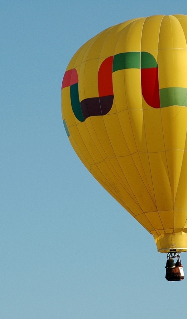 Большой желтый воздушный шар в голубом небе