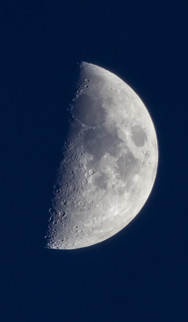 Половина белой луны на сером фоне