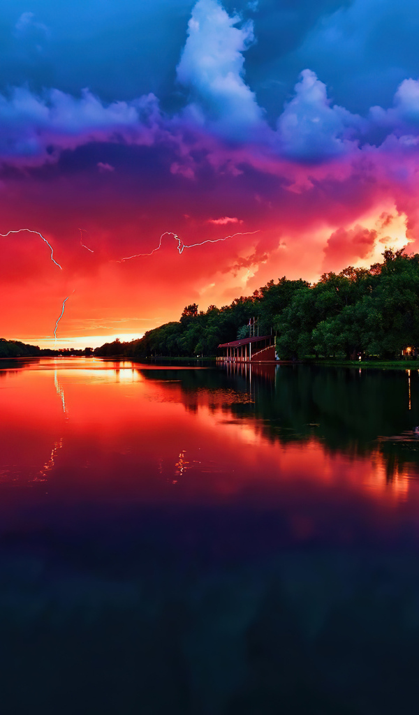 Молния в грозовом небе над рекой