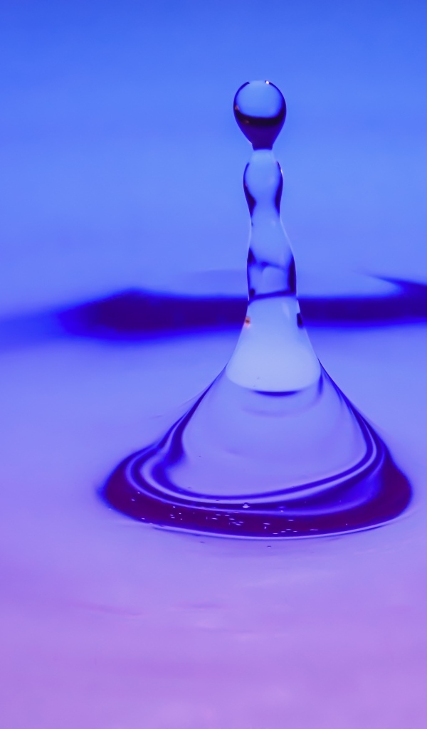 Брызги в воде на фиолетовом фоне