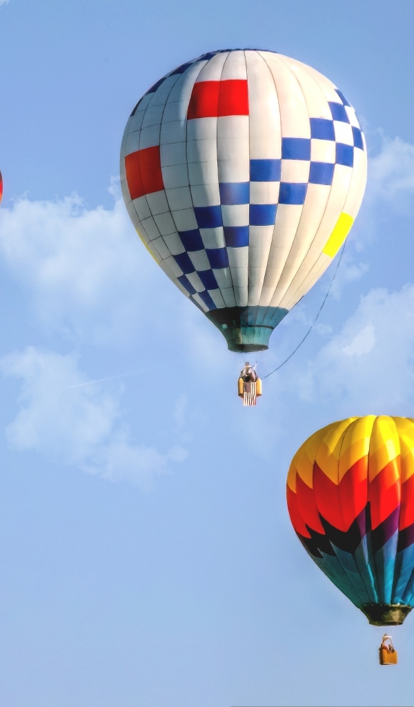 Три воздушных шара в голубом небе