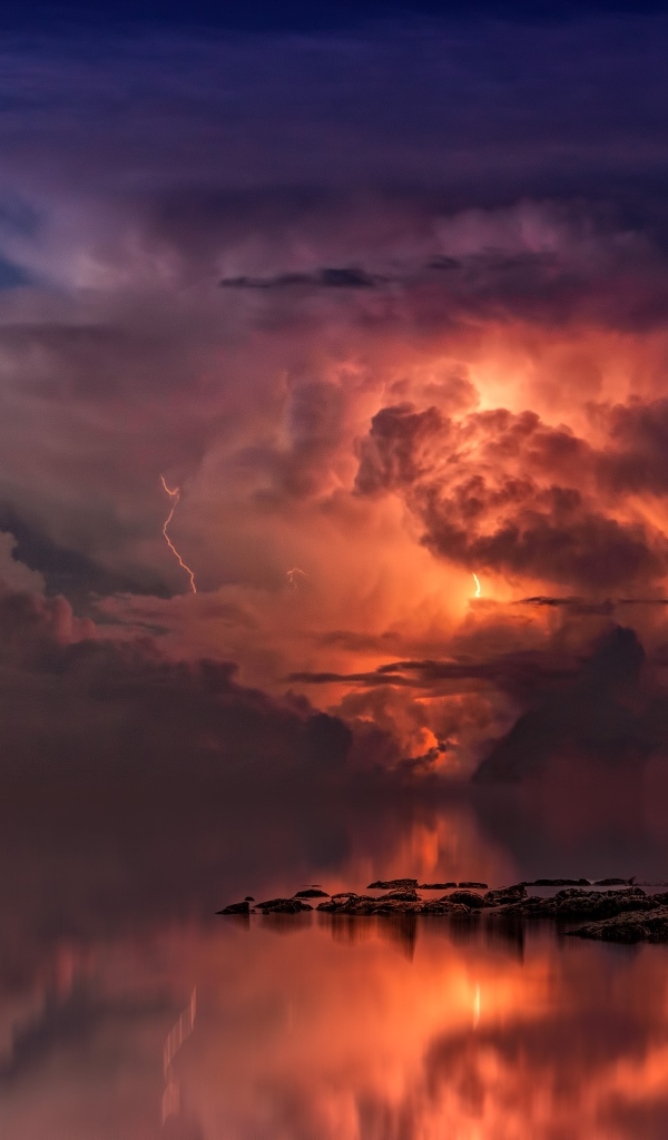 Грозовые облака с молнией над морем